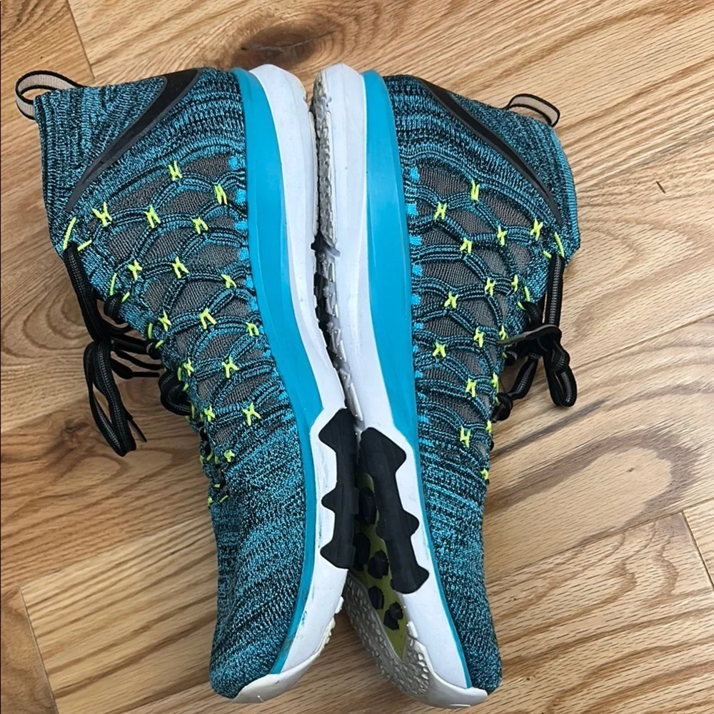 Nike Men's Blue and Yellow Running Shoes - Picture 7 of 17